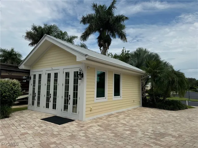 a view of yard with green space