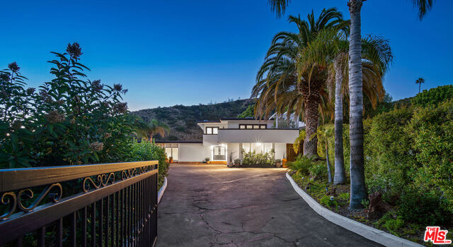 1687 Clear View Drive Beverly Hills, CA 90210 - Photo 2 of 51