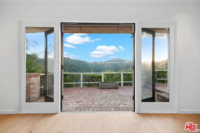 1687 Clear View Drive Beverly Hills, CA 90210 - Photo 17 of 51