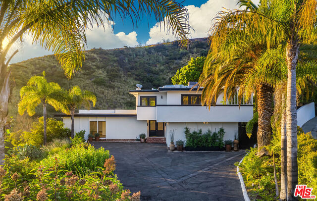 1687 Clear View Drive Beverly Hills, CA 90210 - Photo 10 of 51