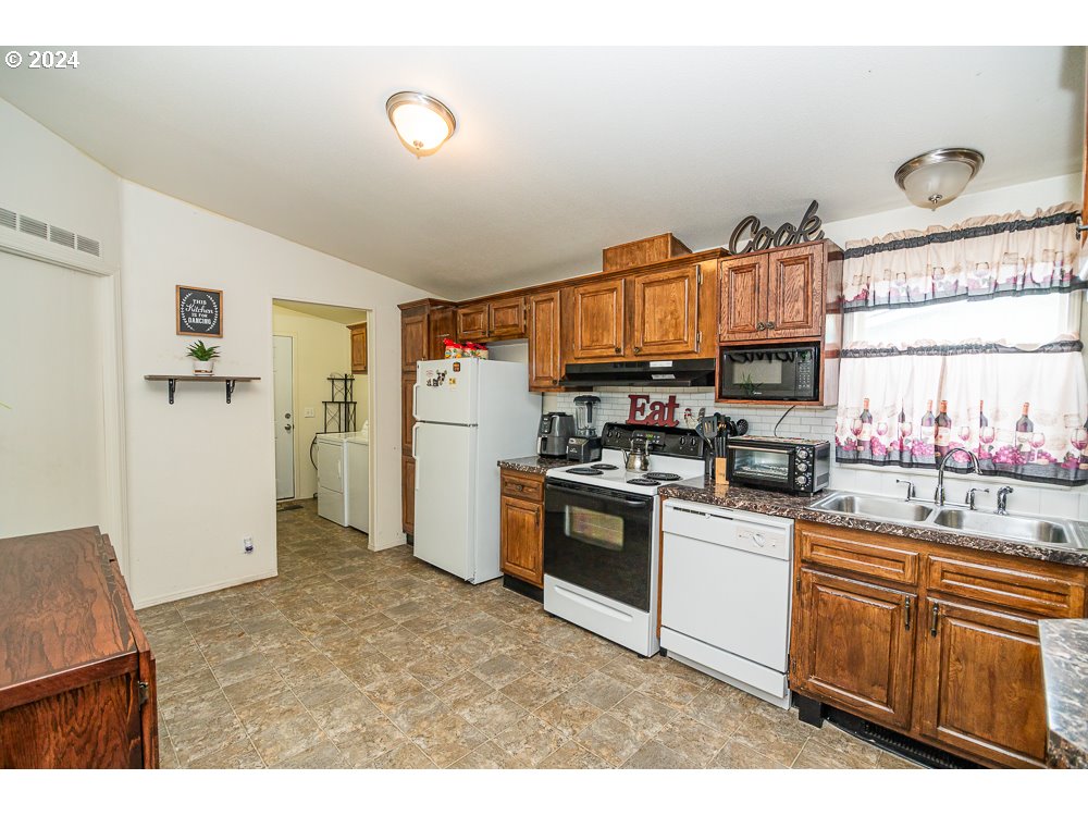 2566 Janelle Way Eugene, OR 97404 - Photo 21 of 47