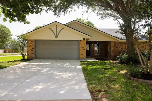 $2,250 | 51 Sweetgum Court, Lake Jackson, TX 77566
