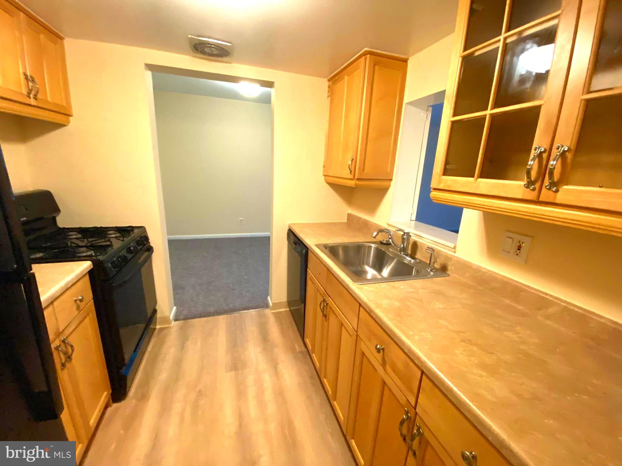 181 Drummers Lane Wayne, PA 19087 - Photo 7 of 11 Thomasville Maple Kitchen cabinets