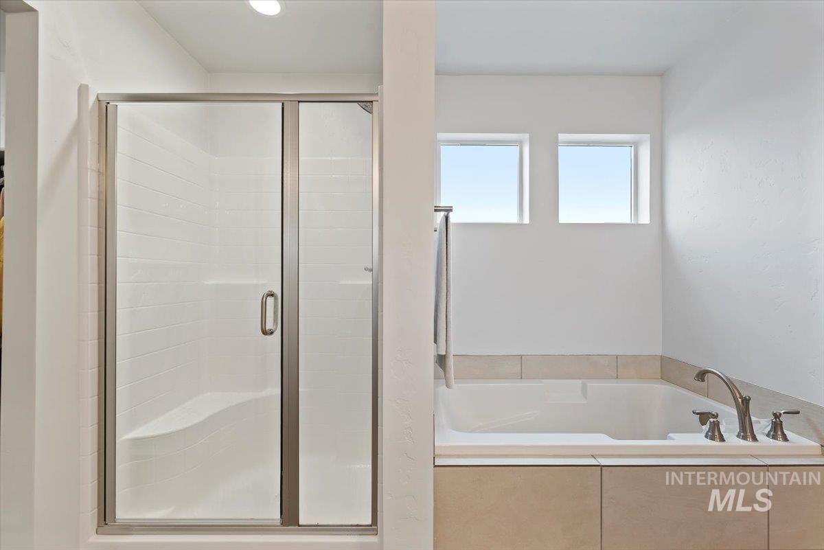 4086 North Kithnos Avenue Meridian, ID 83646 - Photo 15 of 29 Full bath featuring a shower stall and a garden tub