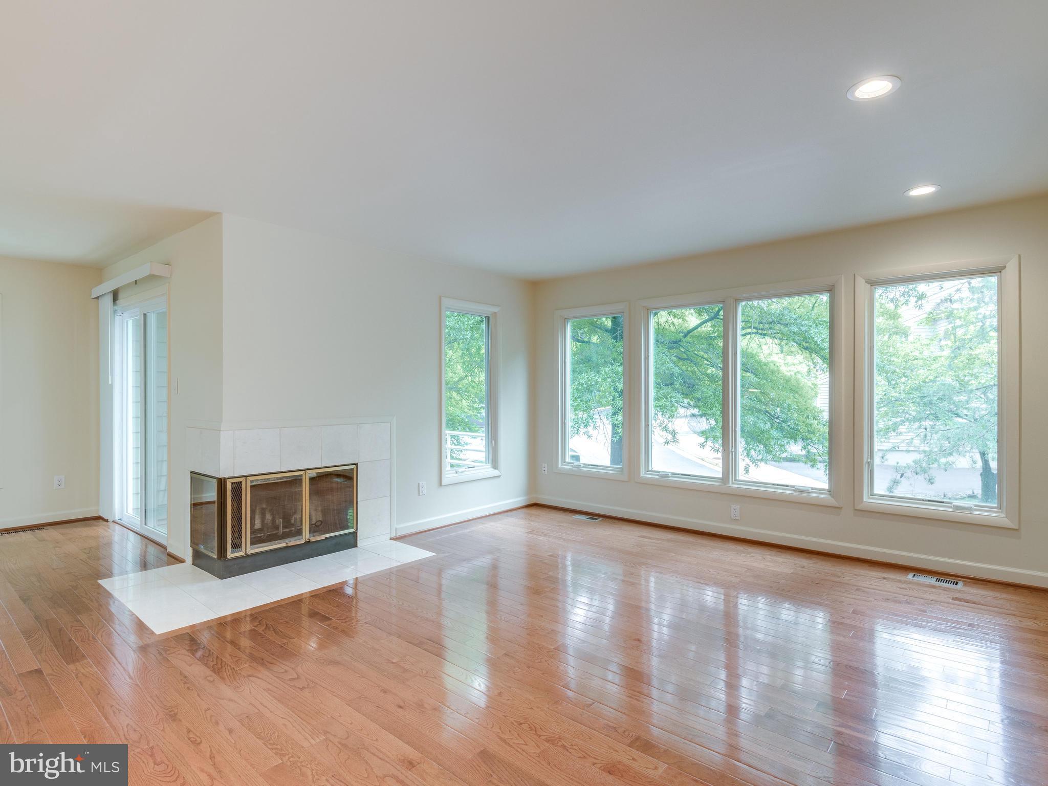 11121 Lakespray Way Reston, VA 20191 - Photo 2 of 29 Open and sunny living room