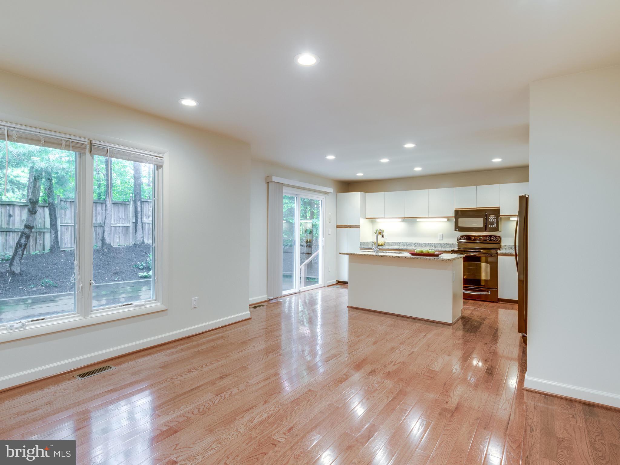 11121 Lakespray Way Reston, VA 20191 - Photo 11 of 29 Large family room