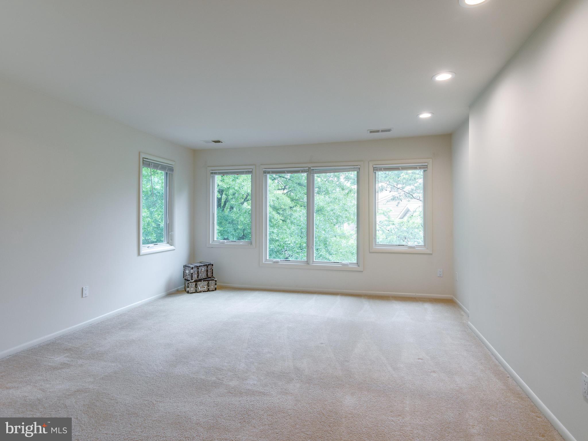 11121 Lakespray Way Reston, VA 20191 - Photo 15 of 29 Owner's bedroom