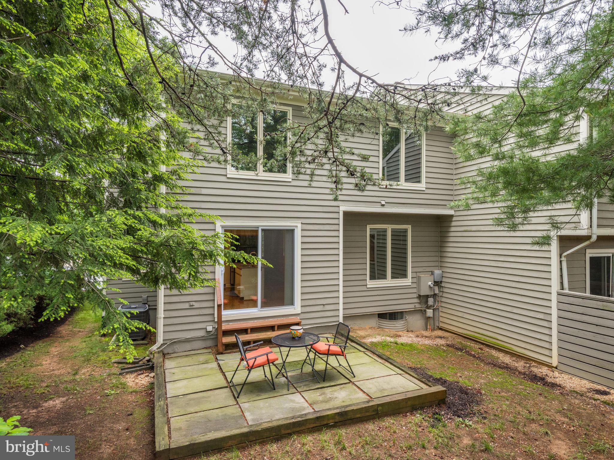 11121 Lakespray Way Reston, VA 20191 - Photo 25 of 29 Rear patio