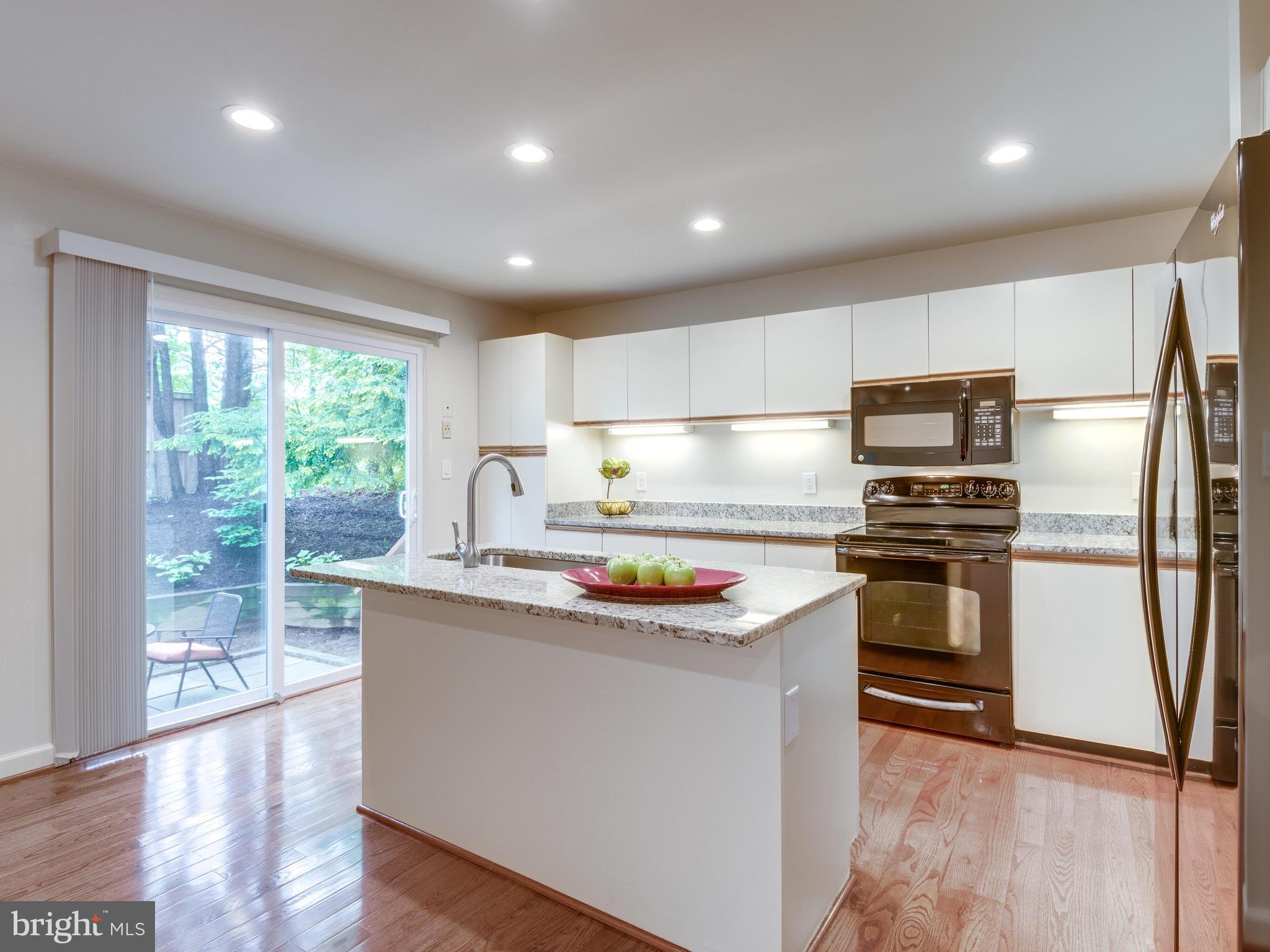 11121 Lakespray Way Reston, VA 20191 - Photo 6 of 29 Open kitchen family room w newly installed granite
