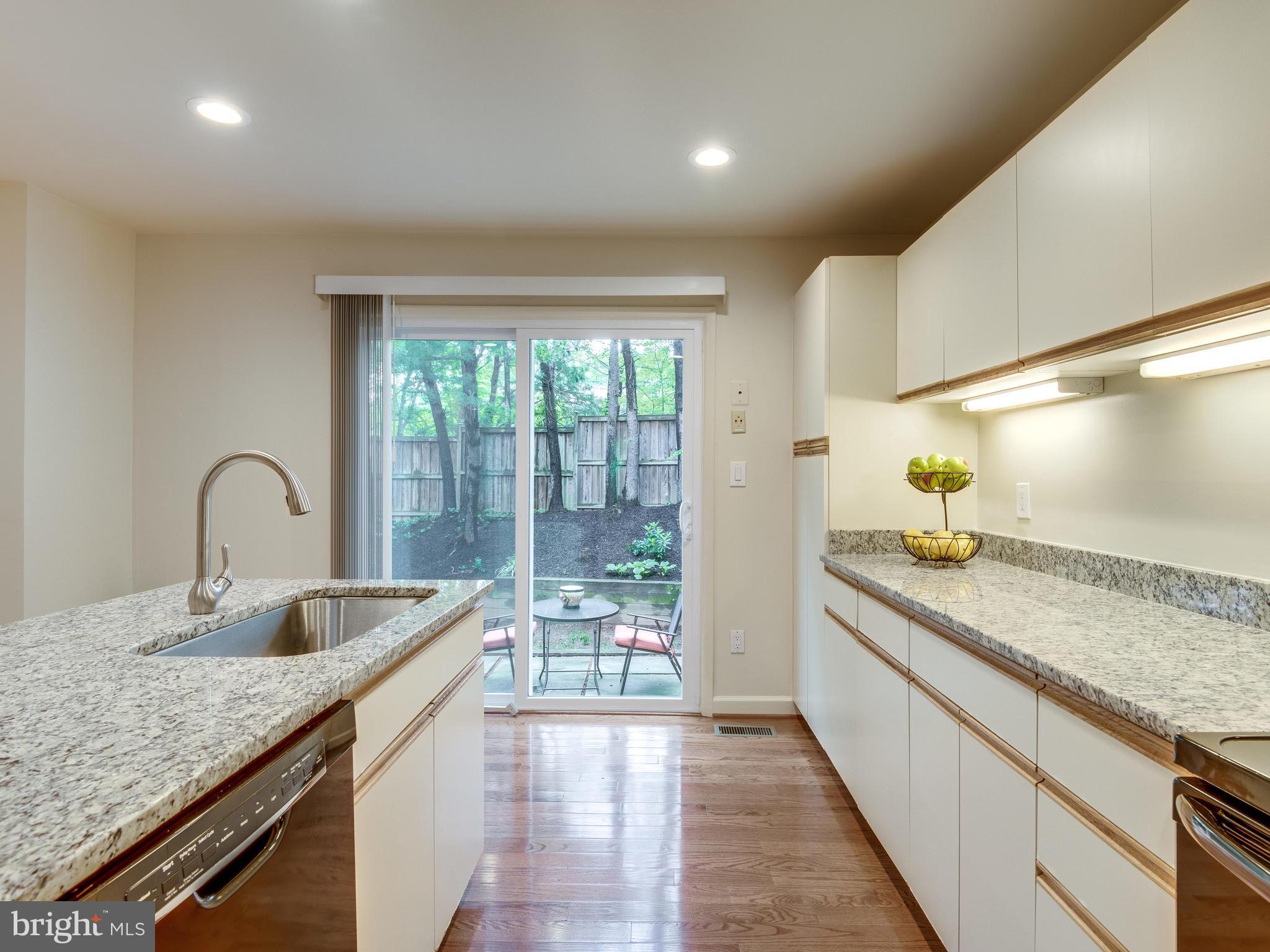 11121 Lakespray Way Reston, VA 20191 - Photo 9 of 29 Oodles of counter space!