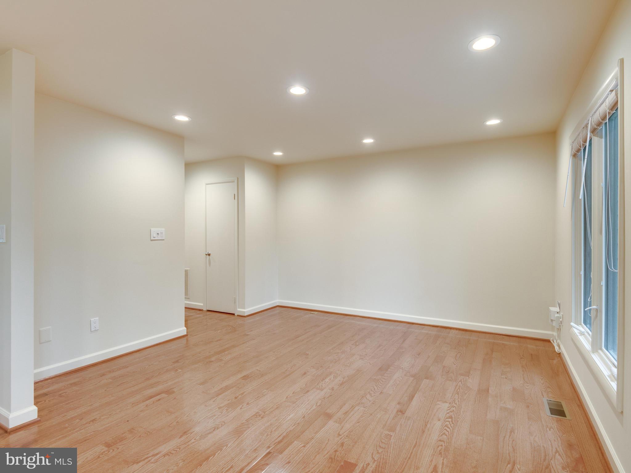 11121 Lakespray Way Reston, VA 20191 - Photo 10 of 29 Family room main level