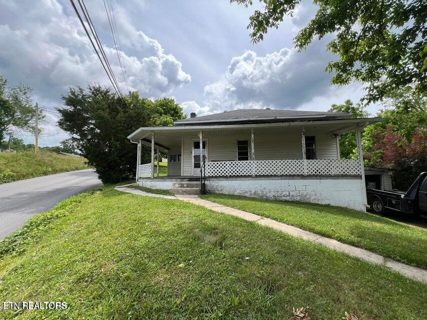 121 Sexton Lane Oneida, TN 37841 - Photo 2 of 32 a front view of house with yard and green space