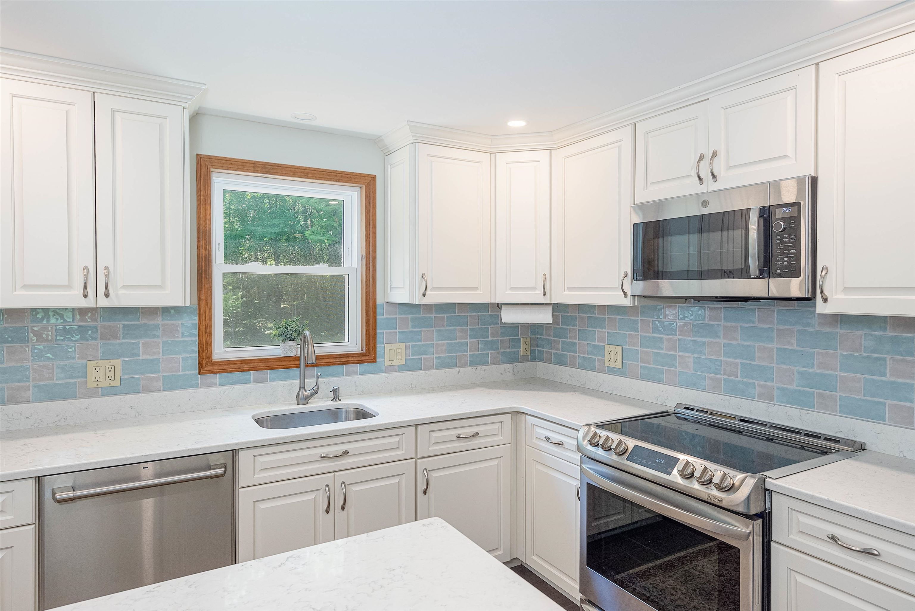 12 Happy Avenue Derry, NH 03038 - Photo 5 of 32