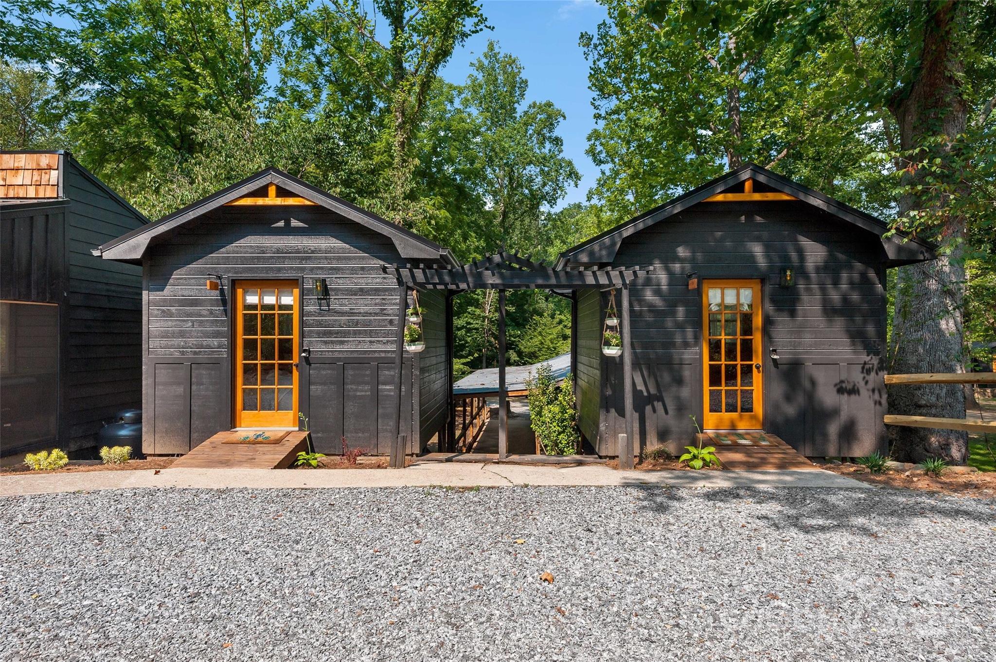 43 Polly Spout Road Marion, NC 28752 - Photo 9 of 34 a front view of a house with garden