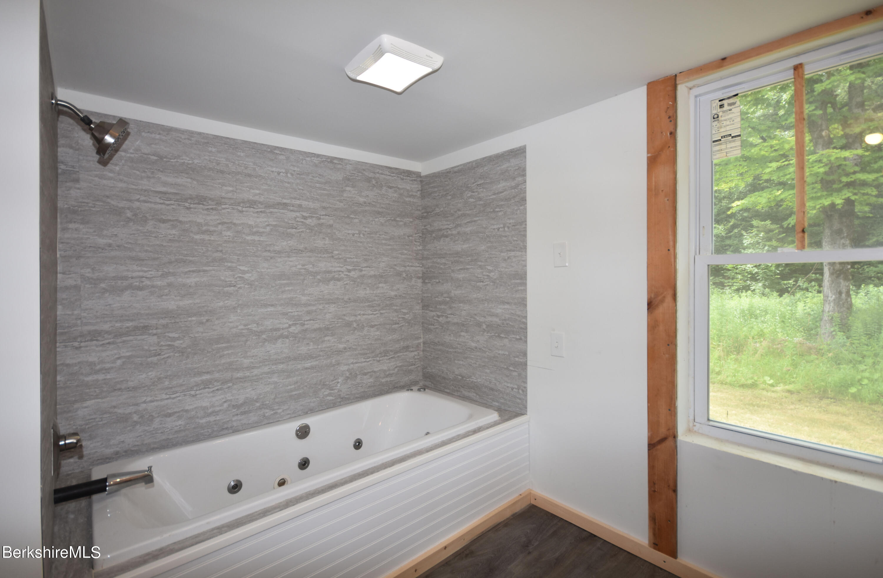 523 Center Road Savoy, MA 01256 - Photo 15 of 31 a bathroom with a bathtub