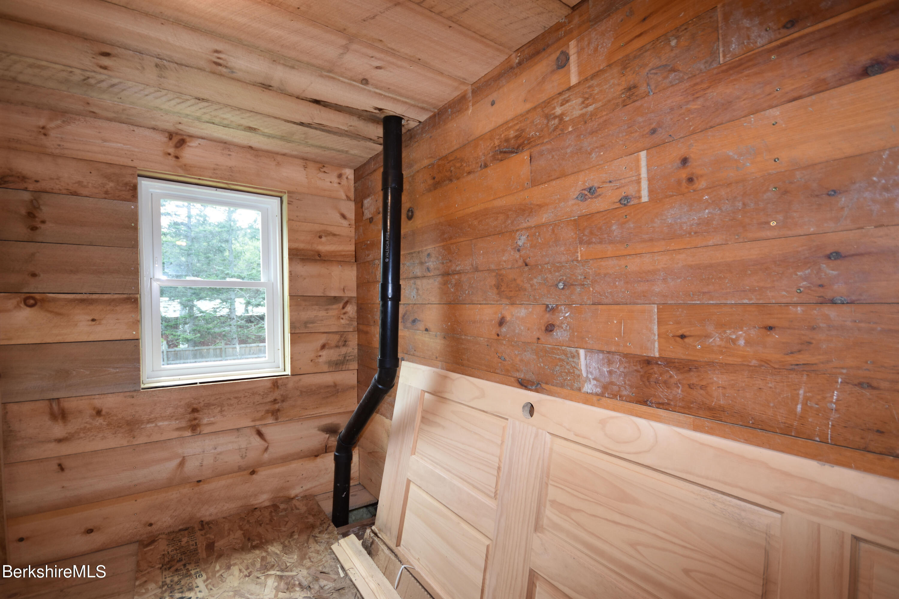 523 Center Road Savoy, MA 01256 - Photo 22 of 31 a bathroom with a bathtub and window