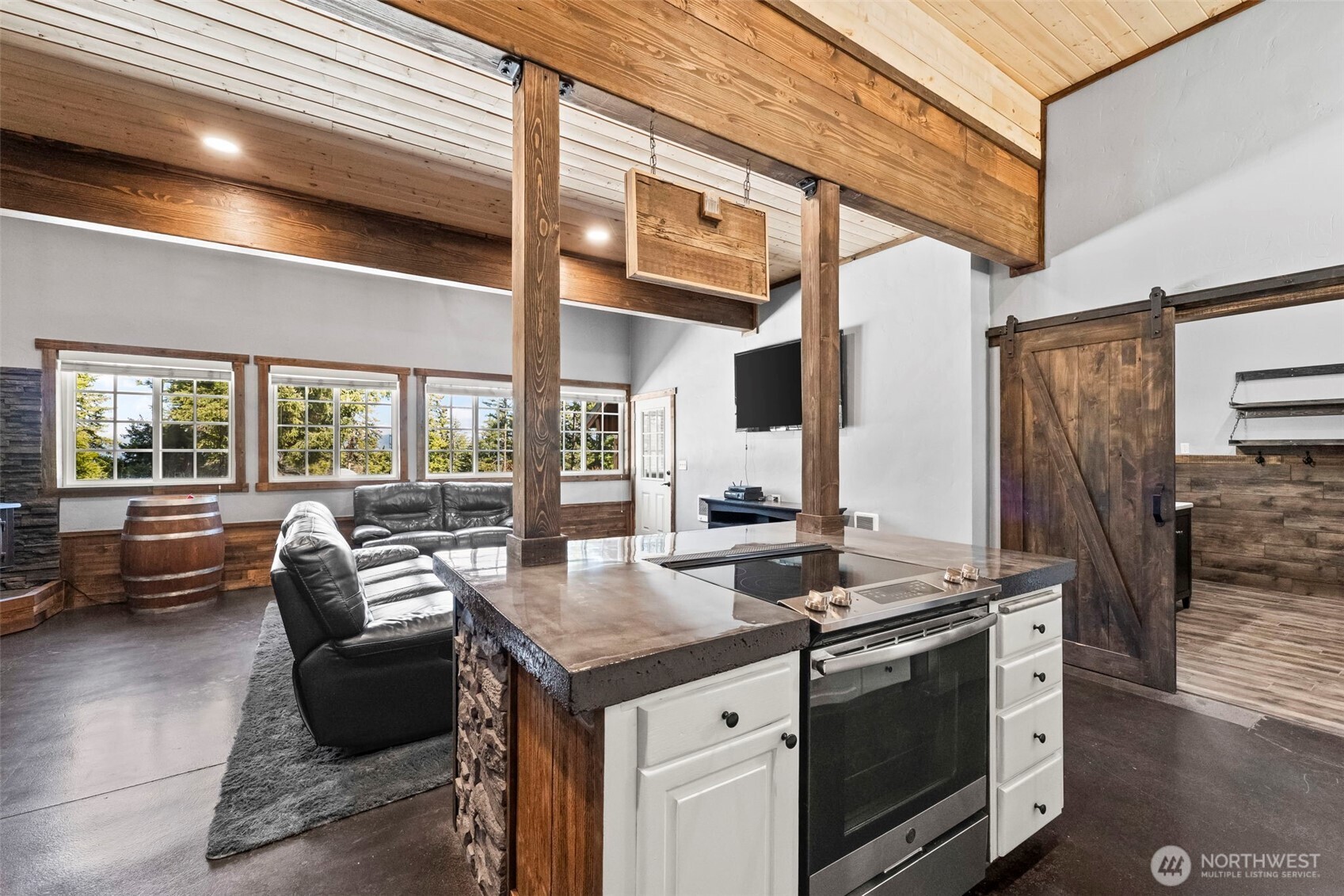 130 Horse Heaven Road Cle Elum, WA 98922 - Photo 20 of 34 a kitchen with stainless steel appliances granite countertop a stove and a refrigerator