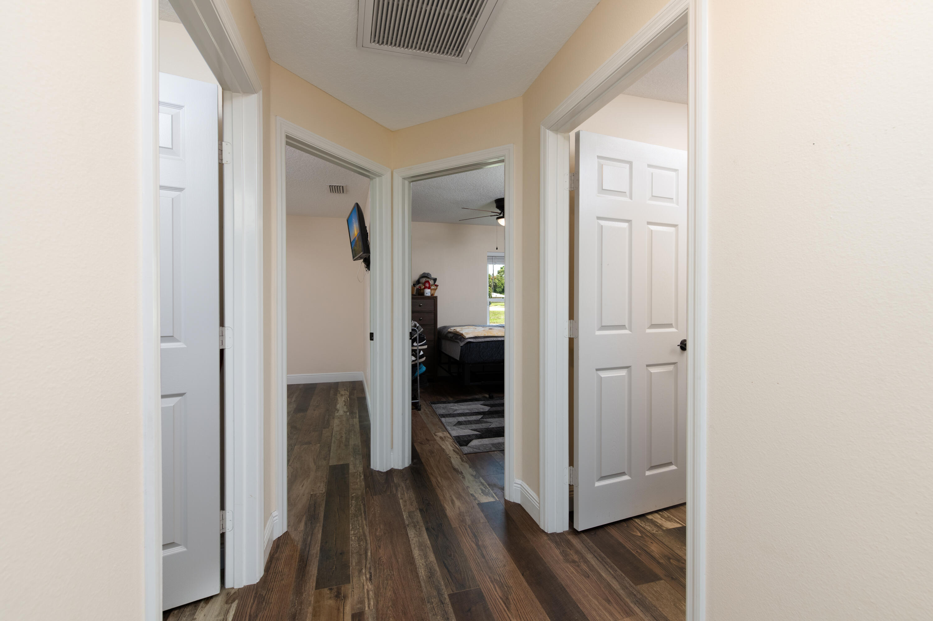 809 Southwest 3rd Avenue Okeechobee, FL 34974 - Photo 20 of 29 Hallway