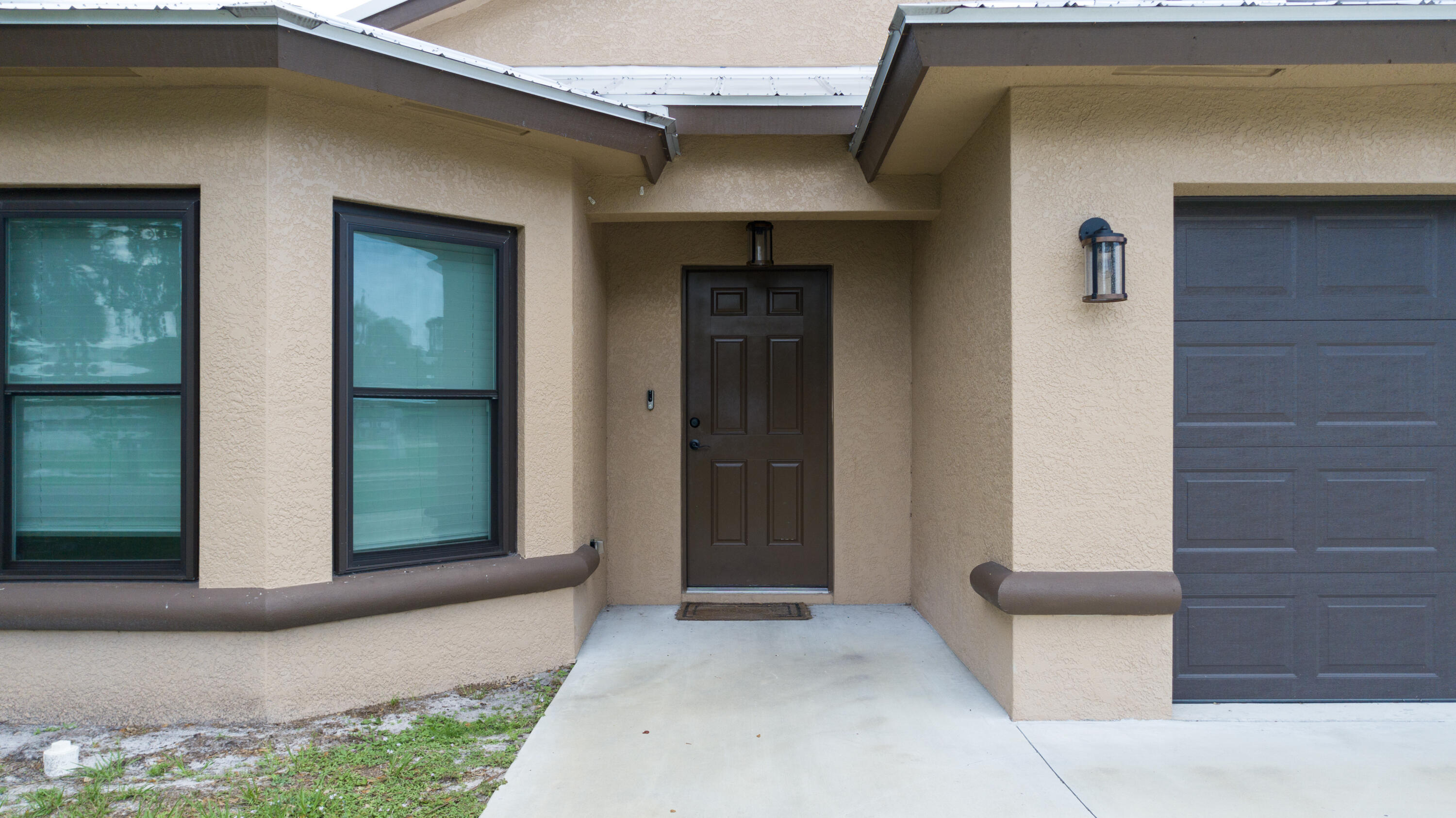 809 Southwest 3rd Avenue Okeechobee, FL 34974 - Photo 3 of 29 Entrance Walkway
