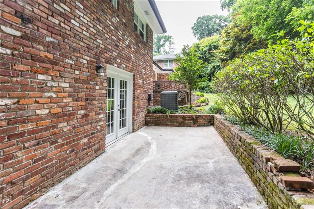 1025 Vistavia Circle Decatur, GA 30033 - Photo 8 of 56