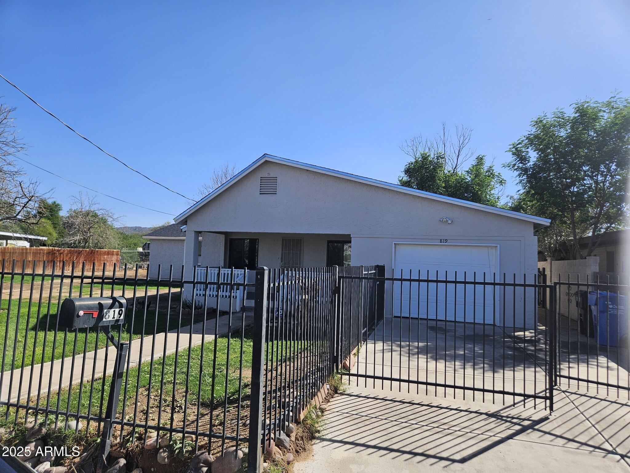 819 East Apollo Road Phoenix, AZ 85042 - Photo 2 of 17 1000088873