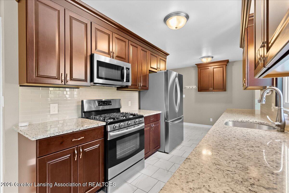 1727 Wellington Road Lansing, MI 48910 - Photo 8 of 46 27-Media Jett - 21