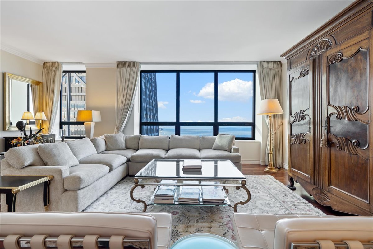 180 East Pearson Street, Unit 4002 Chicago, IL 60611 - Photo 9 of 33 a living room with furniture and a large window