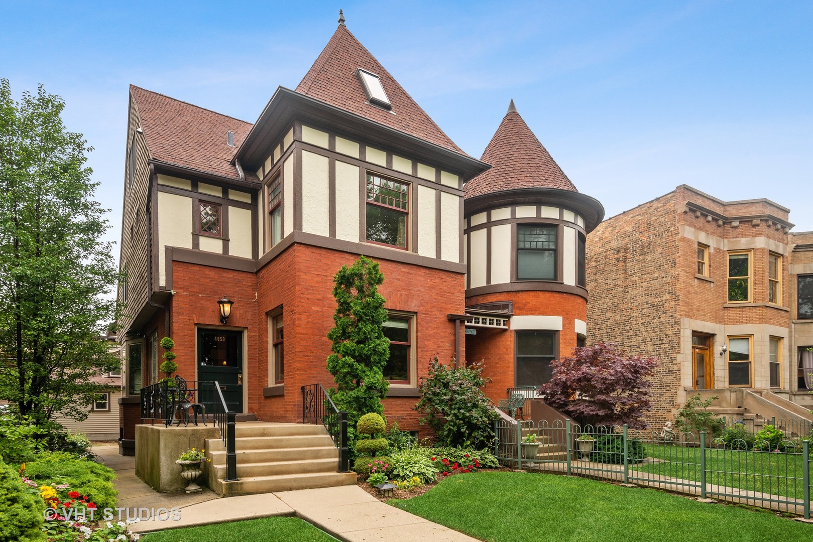 4050 North Kenmore Avenue Chicago, IL 60613 - Photo 1 of 32 front view of a house with a yard