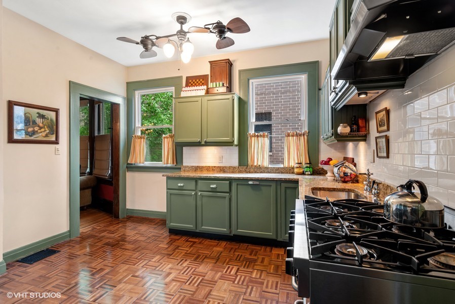 4050 North Kenmore Avenue Chicago, IL 60613 - Photo 12 of 32 a kitchen with a sink stove and refrigerator