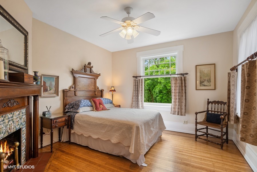 4050 North Kenmore Avenue Chicago, IL 60613 - Photo 16 of 32 a bedroom with a bed a fireplace and a window