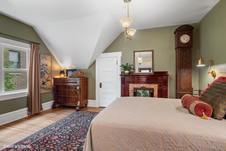 4050 North Kenmore Avenue Chicago, IL 60613 - Photo 20 of 32 a bedroom with a bed dresser and a large window