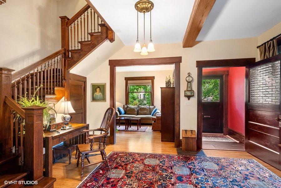 4050 North Kenmore Avenue Chicago, IL 60613 - Photo 2 of 32 a living room with furniture and a rug