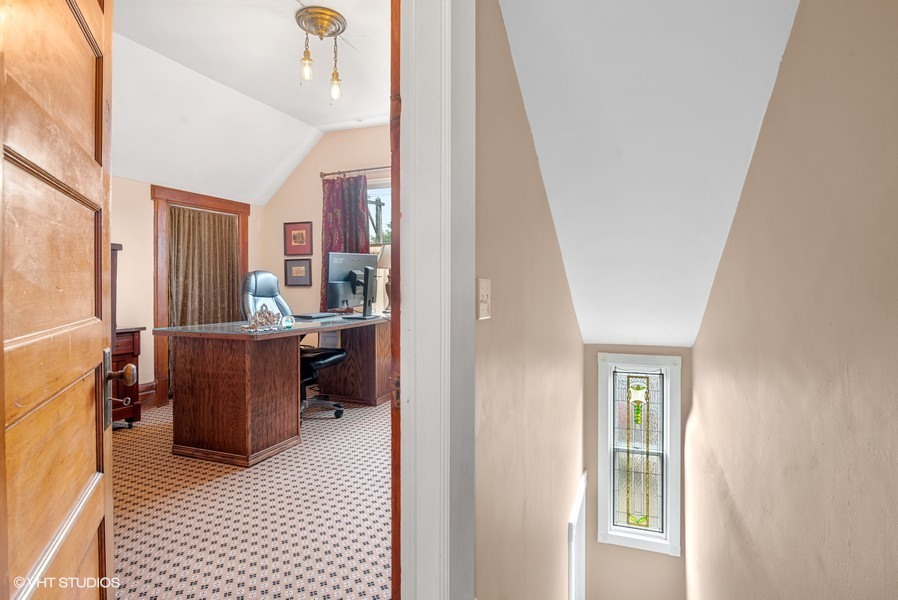4050 North Kenmore Avenue Chicago, IL 60613 - Photo 24 of 32 a view of a living room with furniture and a window