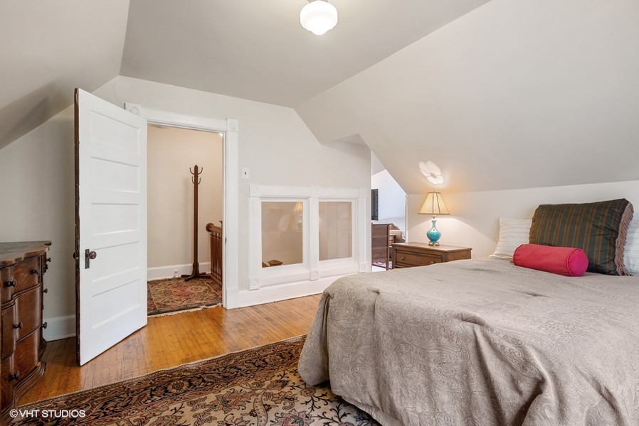 4050 North Kenmore Avenue Chicago, IL 60613 - Photo 26 of 32 a bedroom with a bed and dresser