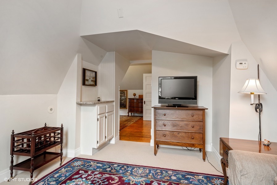 4050 North Kenmore Avenue Chicago, IL 60613 - Photo 27 of 32 a living room with furniture and a flat screen tv
