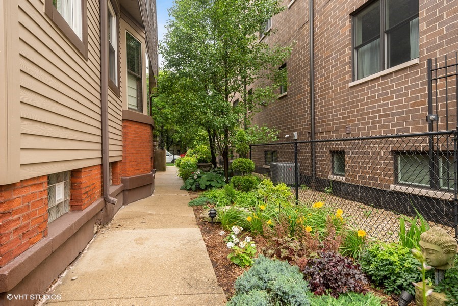 4050 North Kenmore Avenue Chicago, IL 60613 - Photo 32 of 32 a view of a pathway with a backyard