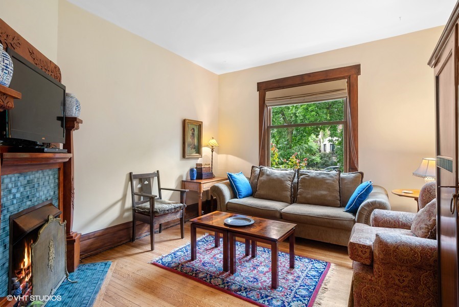 4050 North Kenmore Avenue Chicago, IL 60613 - Photo 5 of 32 a living room with furniture and a fireplace