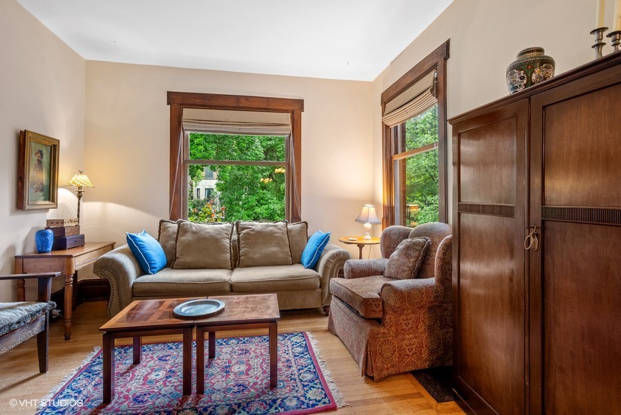 4050 North Kenmore Avenue Chicago, IL 60613 - Photo 6 of 32 a living room with furniture and a window