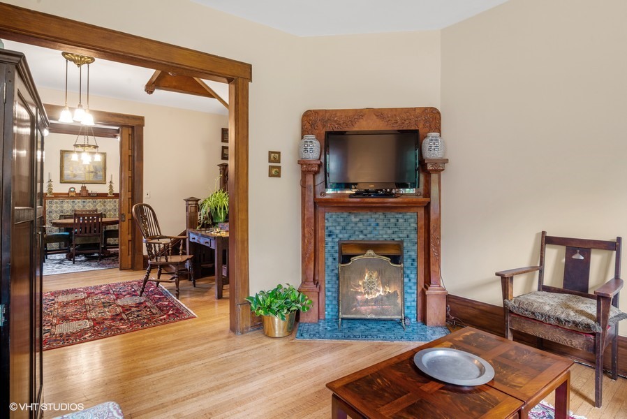 4050 North Kenmore Avenue Chicago, IL 60613 - Photo 7 of 32 a living room with furniture and a fireplace
