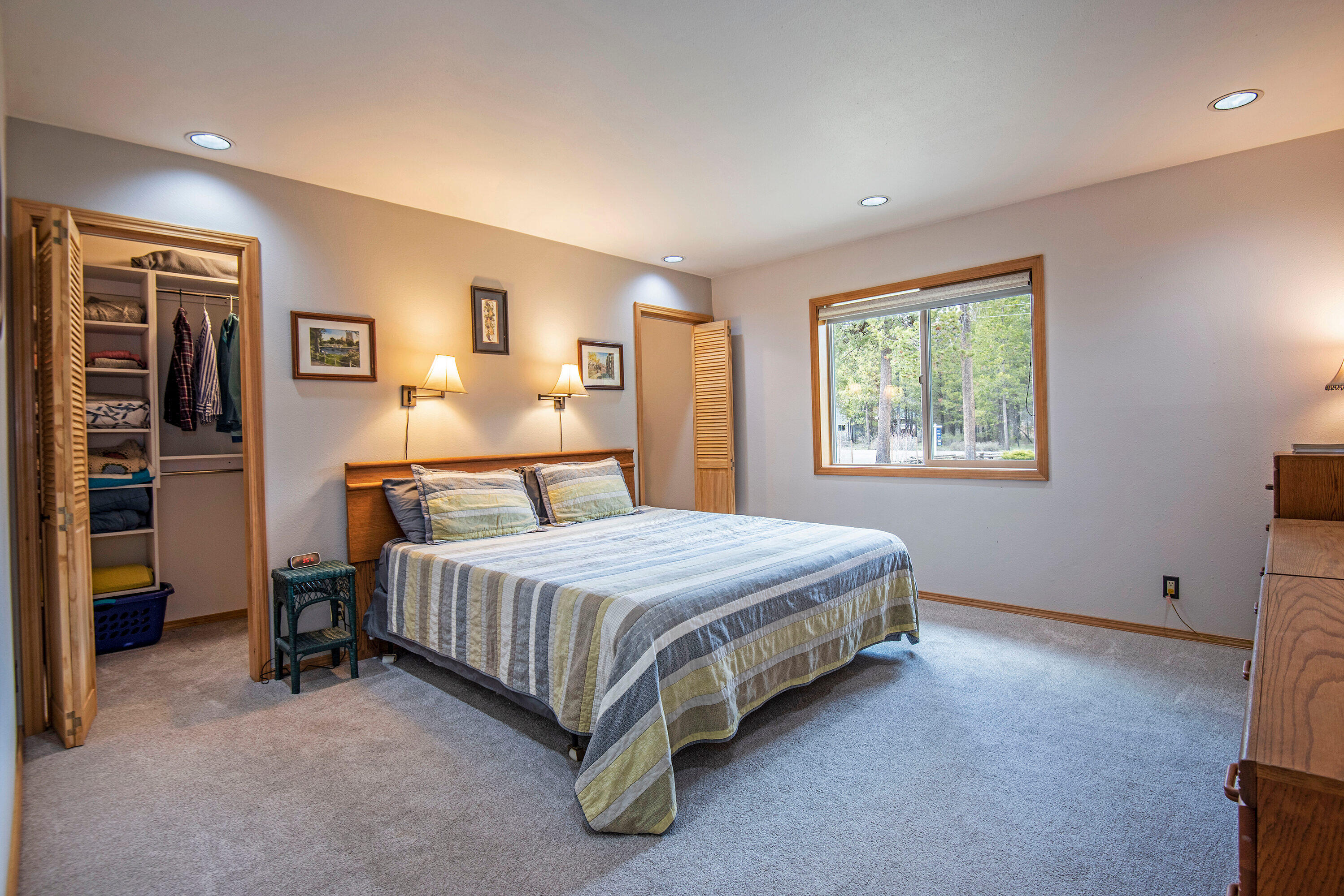 17247 Bakersfield Road Bend, OR 97707 - Photo 14 of 32 Master Bedroom with large walk in closet.