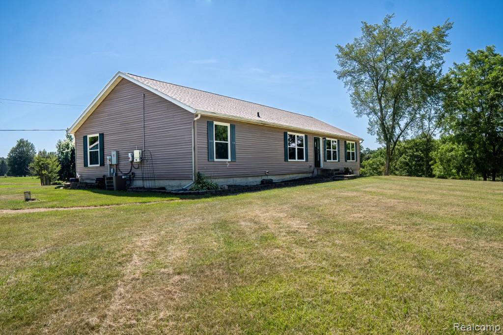 2290 Addis Road Holly, MI 48442 - Photo 3 of 25 DSC08740-HDR.jpeg