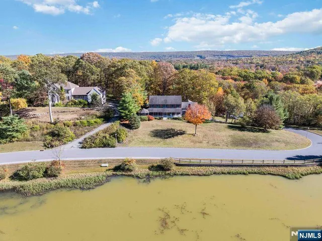 $775,000 | 2 Upper Lake Road, Oak Ridge, NJ 07438