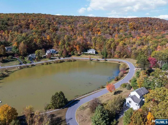 $775,000 | 2 Upper Lake Road, Oak Ridge, NJ 07438