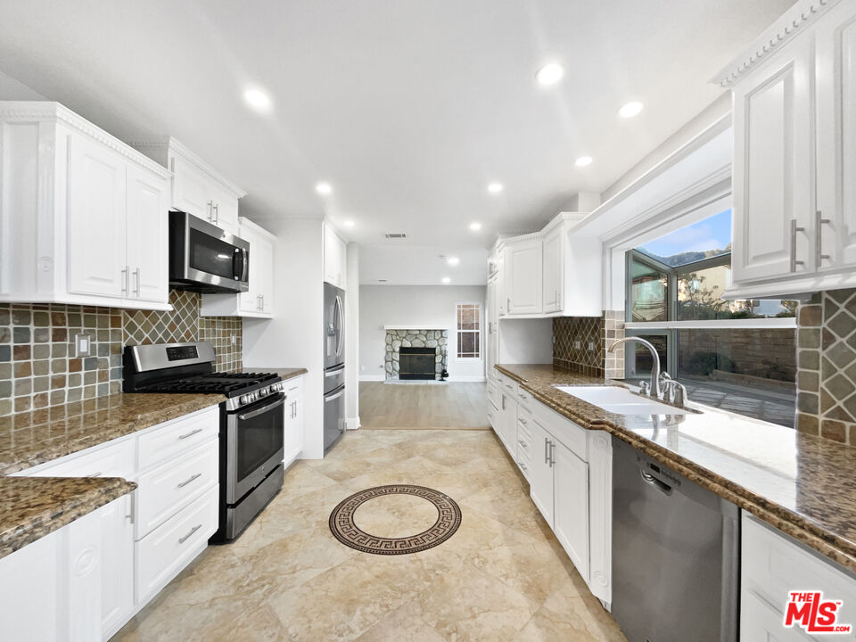 28547 Heather Lane Castaic, CA 91384 - Photo 2 of 31