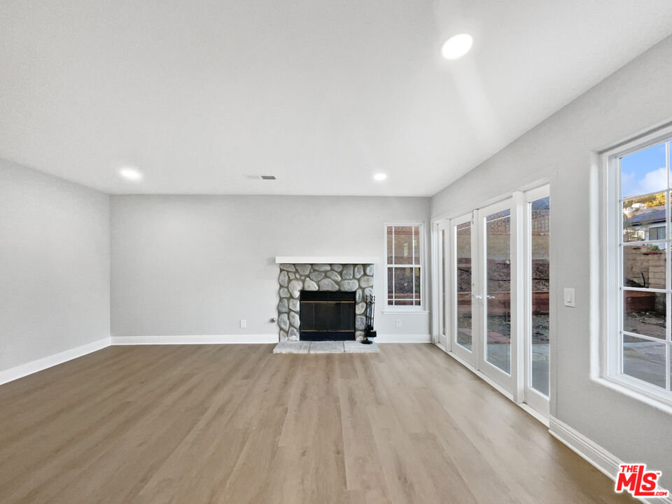 28547 Heather Lane Castaic, CA 91384 - Photo 3 of 31