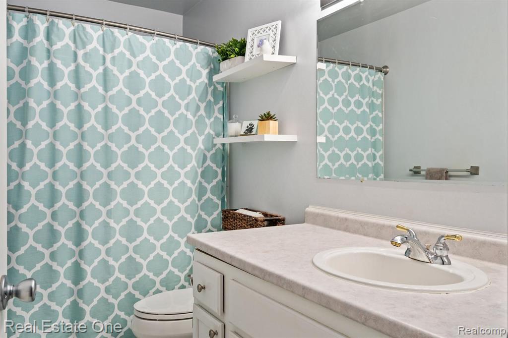 2350 Emmons Avenue Rochester Hills, MI 48307 - Photo 14 of 29