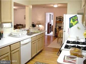 576 Kennington Road, Unit 576 Reisterstown, MD 21136 - Photo 6 of 18 Open Kitchen, Fully Equipped with Breakfast Nook