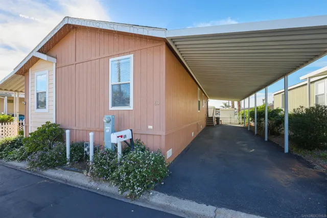 a view of a house with backyard and garden