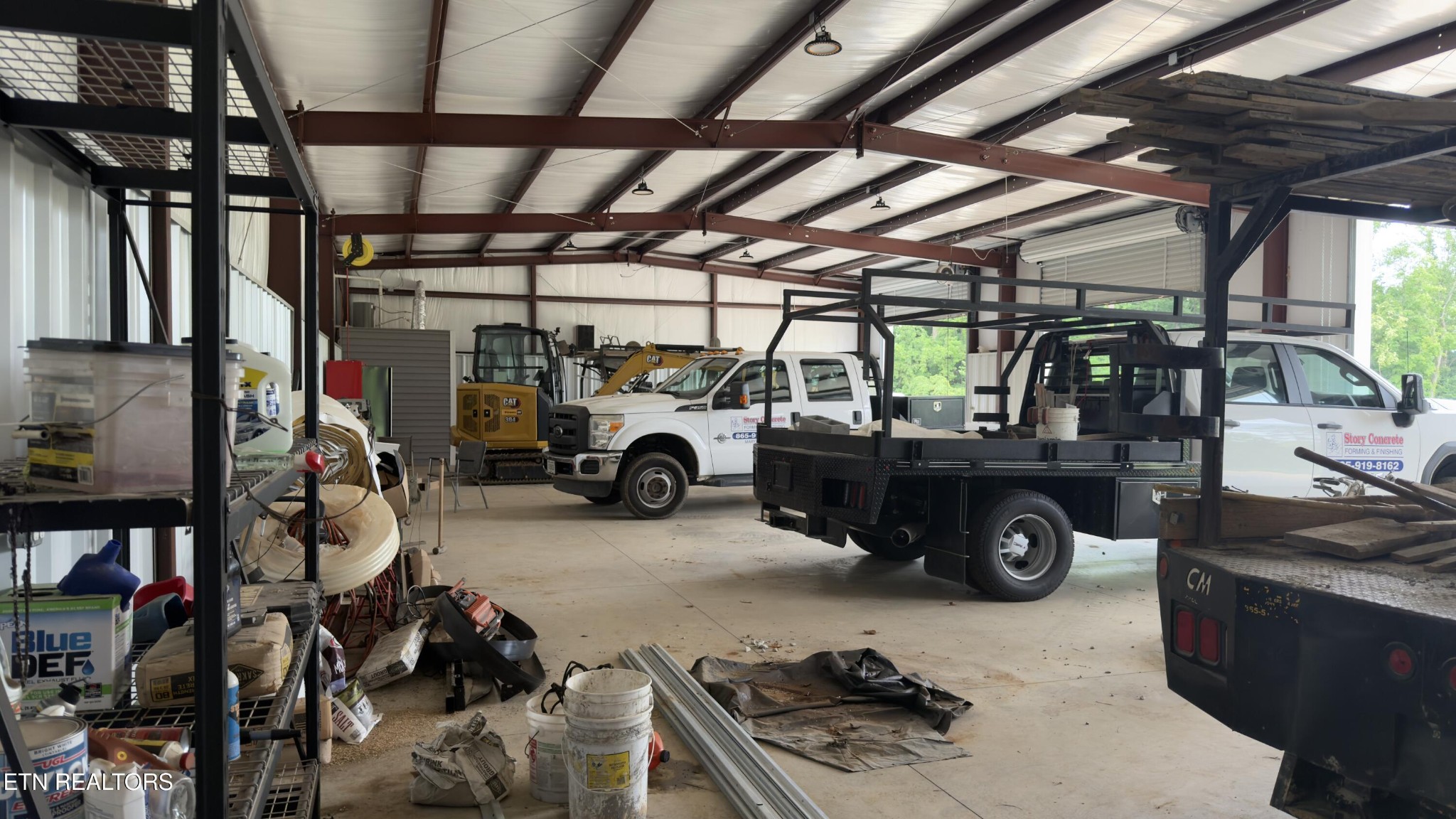 2662 Louisville Road Maryville, TN 37801 - Photo 49 of 60 a view of a car garage