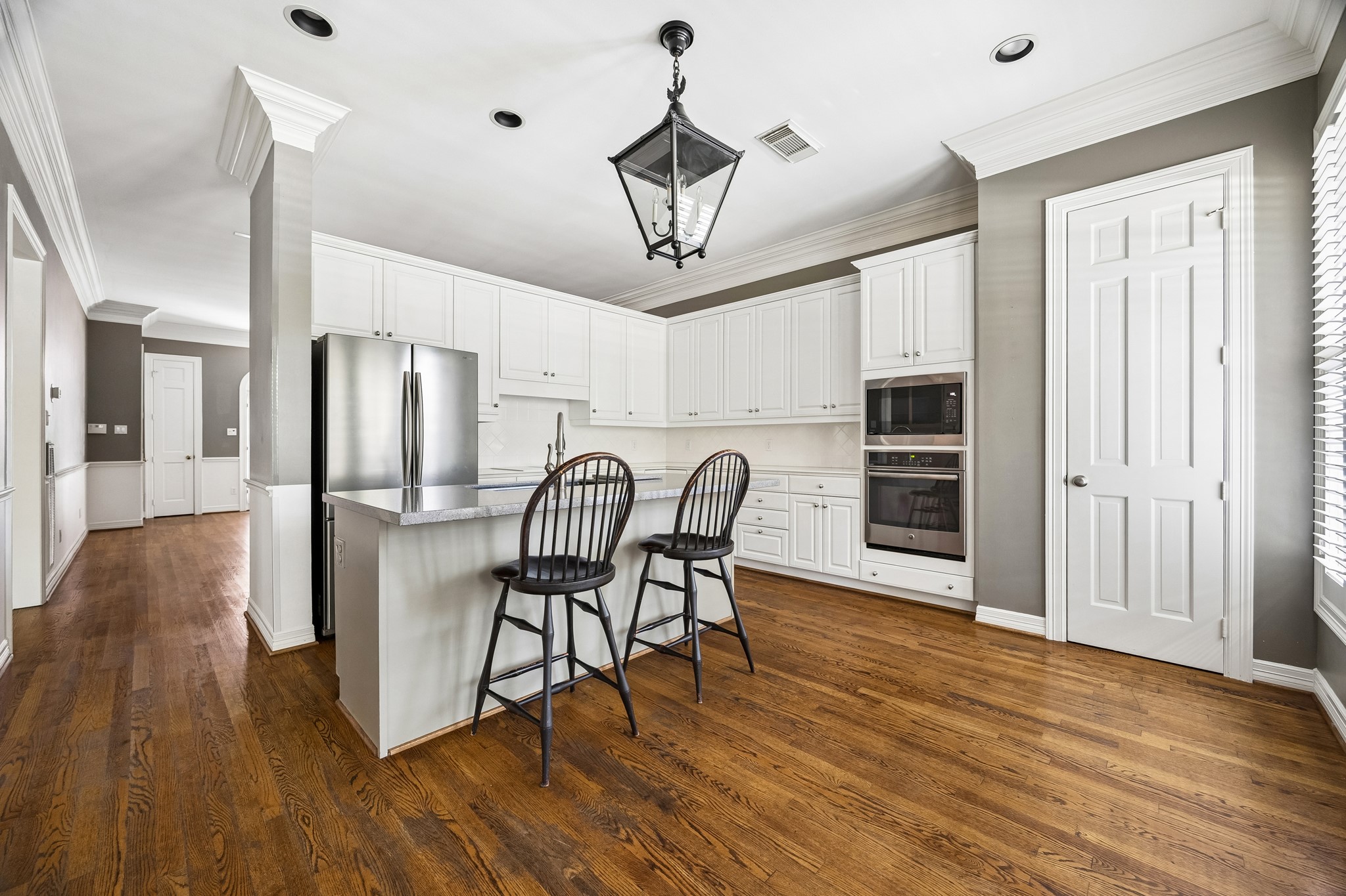 6022 Burgoyne Road Houston, TX 77057 - Photo 16 of 30 Well-appointed kitchen with center island, stainless steel appliances, extensive cabinetry, and breakfast seating.